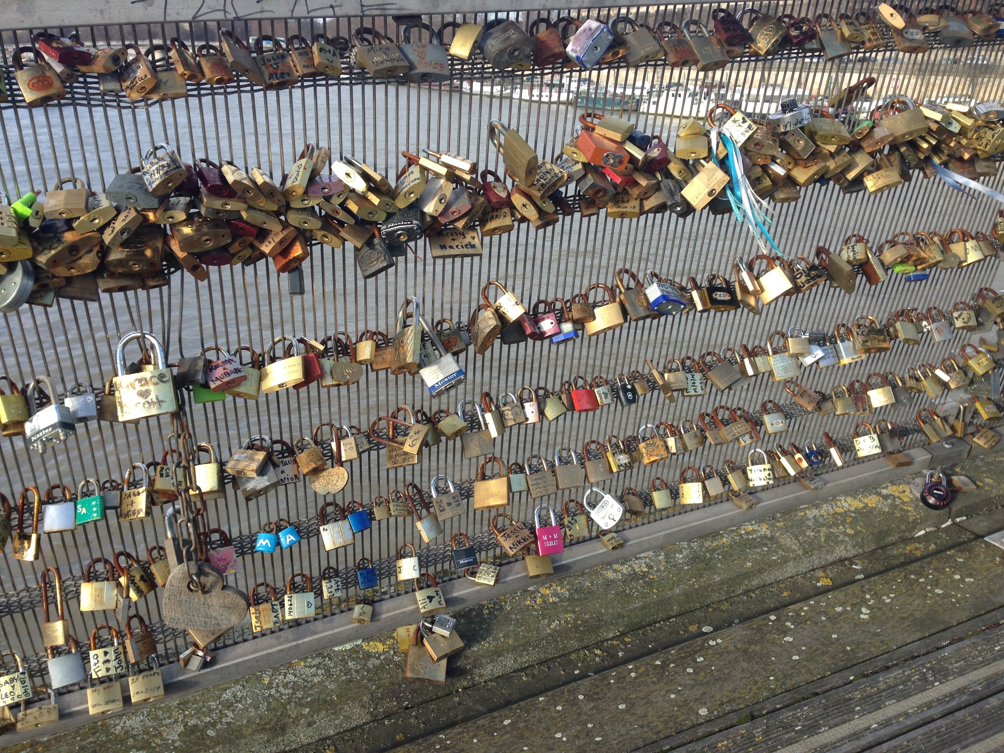 Eeuwige liefde vergrendeld aan een slotjesbrug