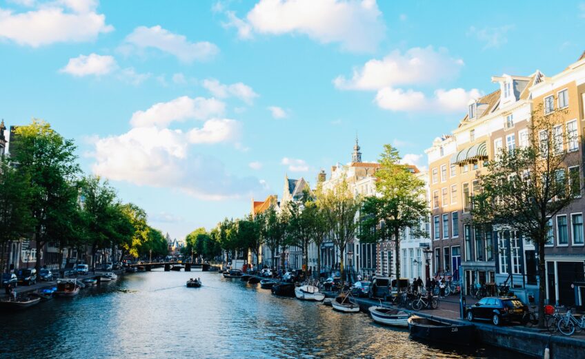 Een sloep huren in Amsterdam – Geniet van een plezierige ervaring met vrienden en familie